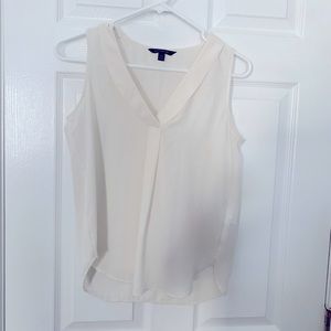 Banana republic off white v-neck sleeveless blouse